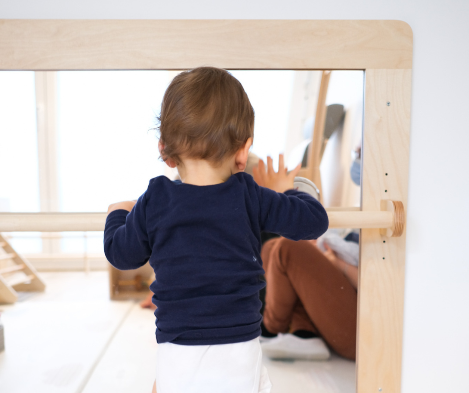 L'intérêt du miroir dans le développement de bébé